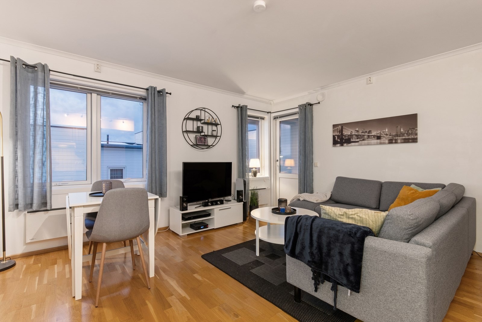 Andreas Johnsen v/ DNB Eiendom ønsker deg velkommen til Garnveien 24A! Her får du en leilighet beliggende i et fredelig og veletablert boligområde på Alstad, ca. 4,5 km øst for Bodø sentrum. Galleribilde