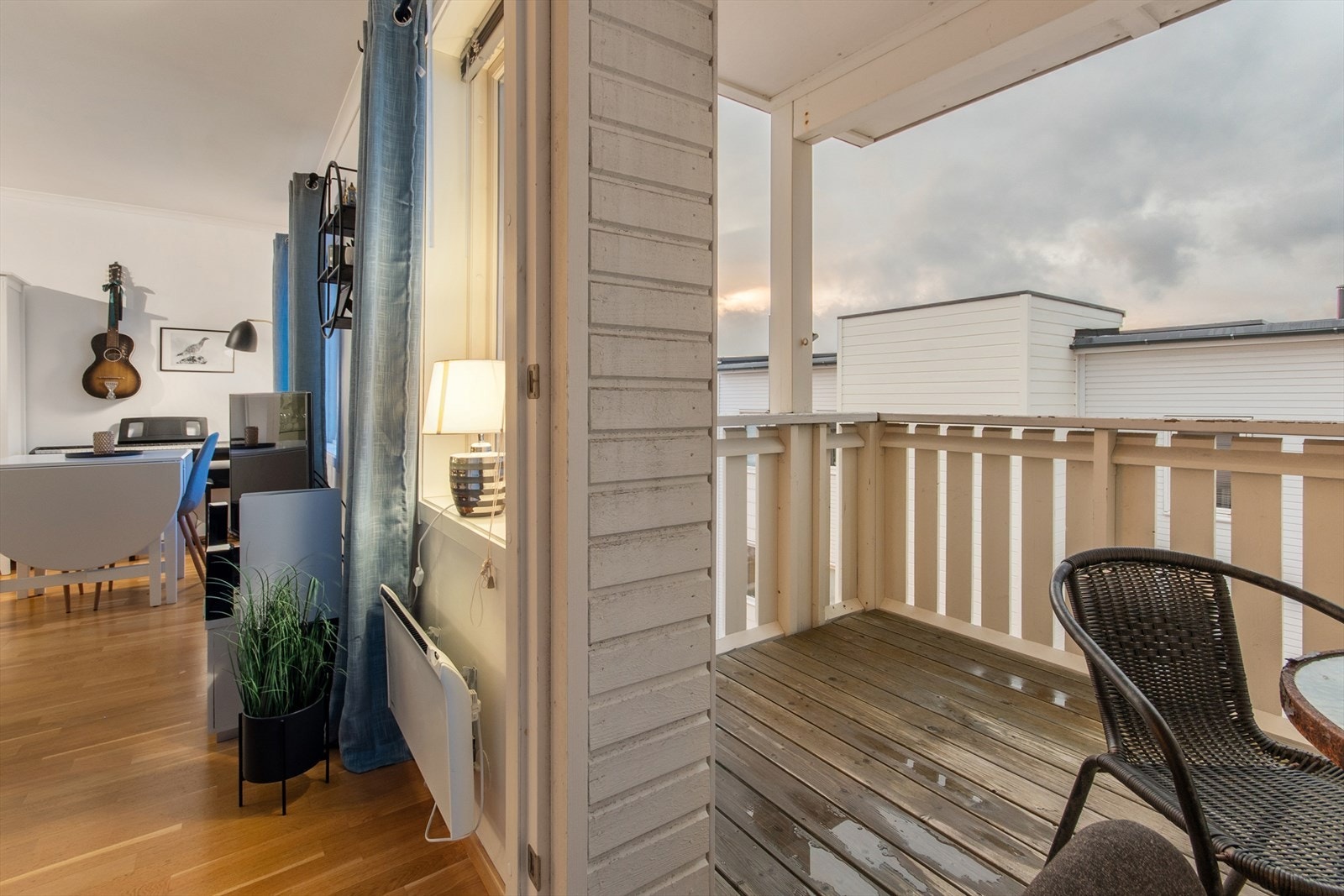 Utgang til takoverbygget balkong med fin utsikt og gode solforhold Galleribilde