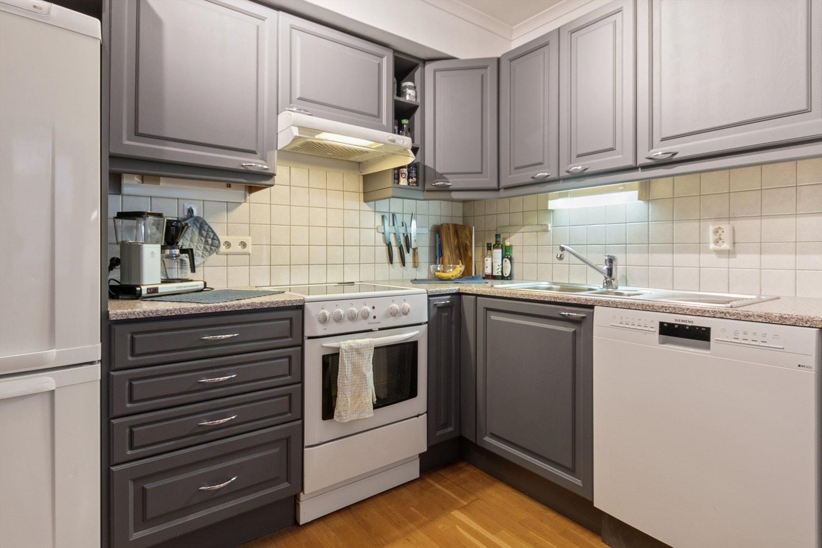 Kjøkkeninnredning med malte profilerte kjøkkenfronter. Galleribilde