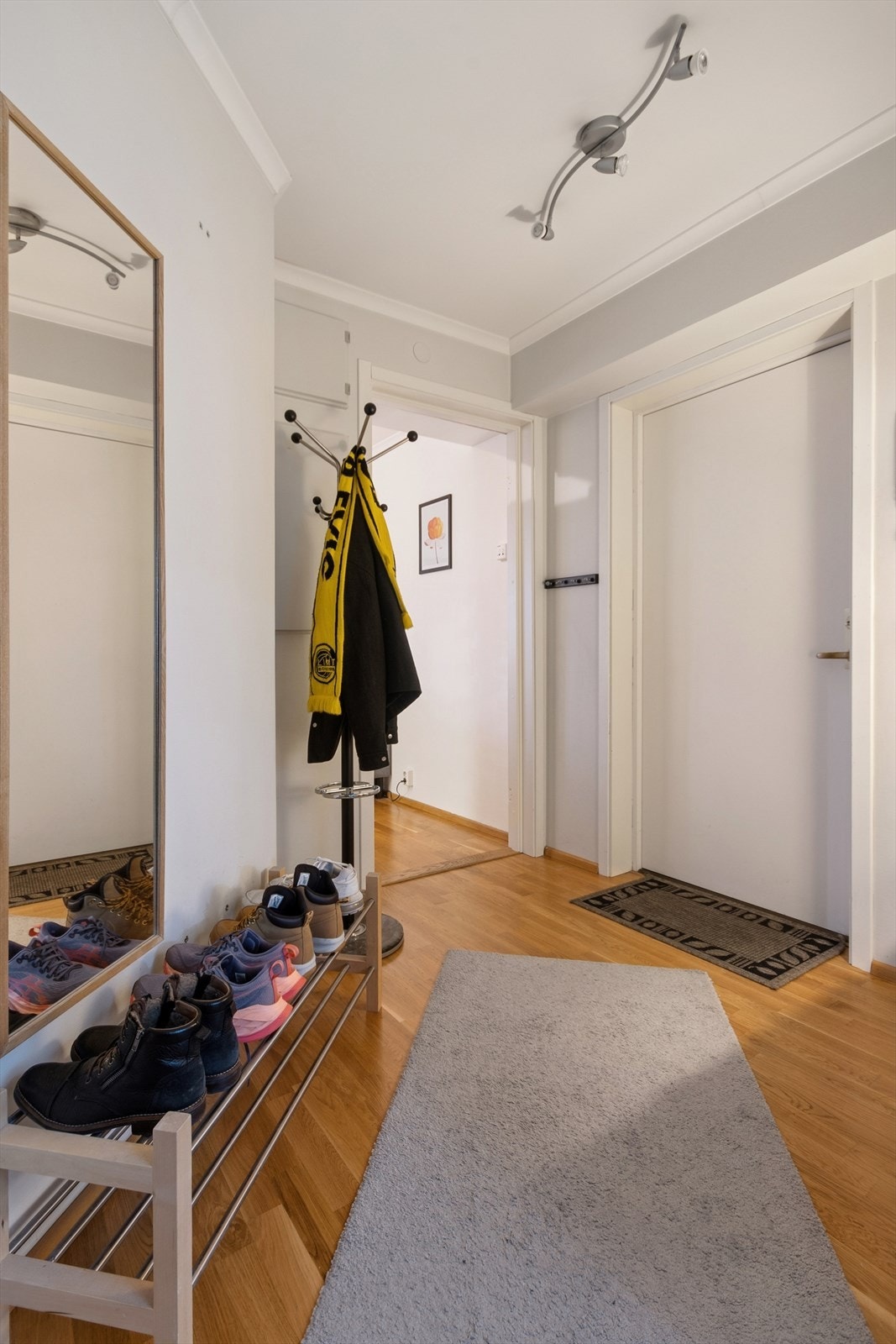 Her ønskes man velkommen inn i en innbydende og romslig entré. Galleribilde