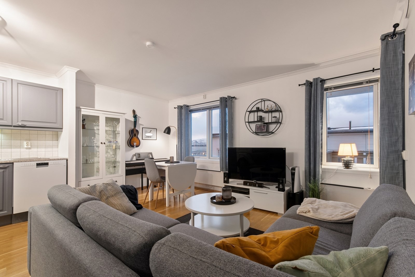 Meget fin stue med store vindusflater som slipper inn mye naturlig lys. Galleribilde