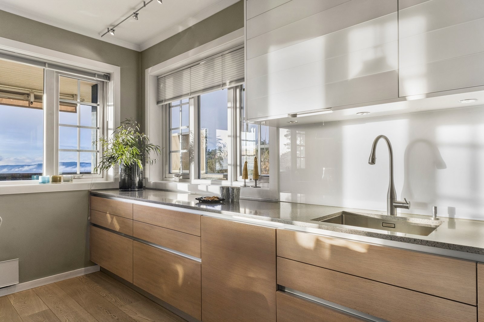 Benkeplaten er blankpolert silestone fra Scan Granitt. Underlimt vaskekum fra Blanco Galleribilde