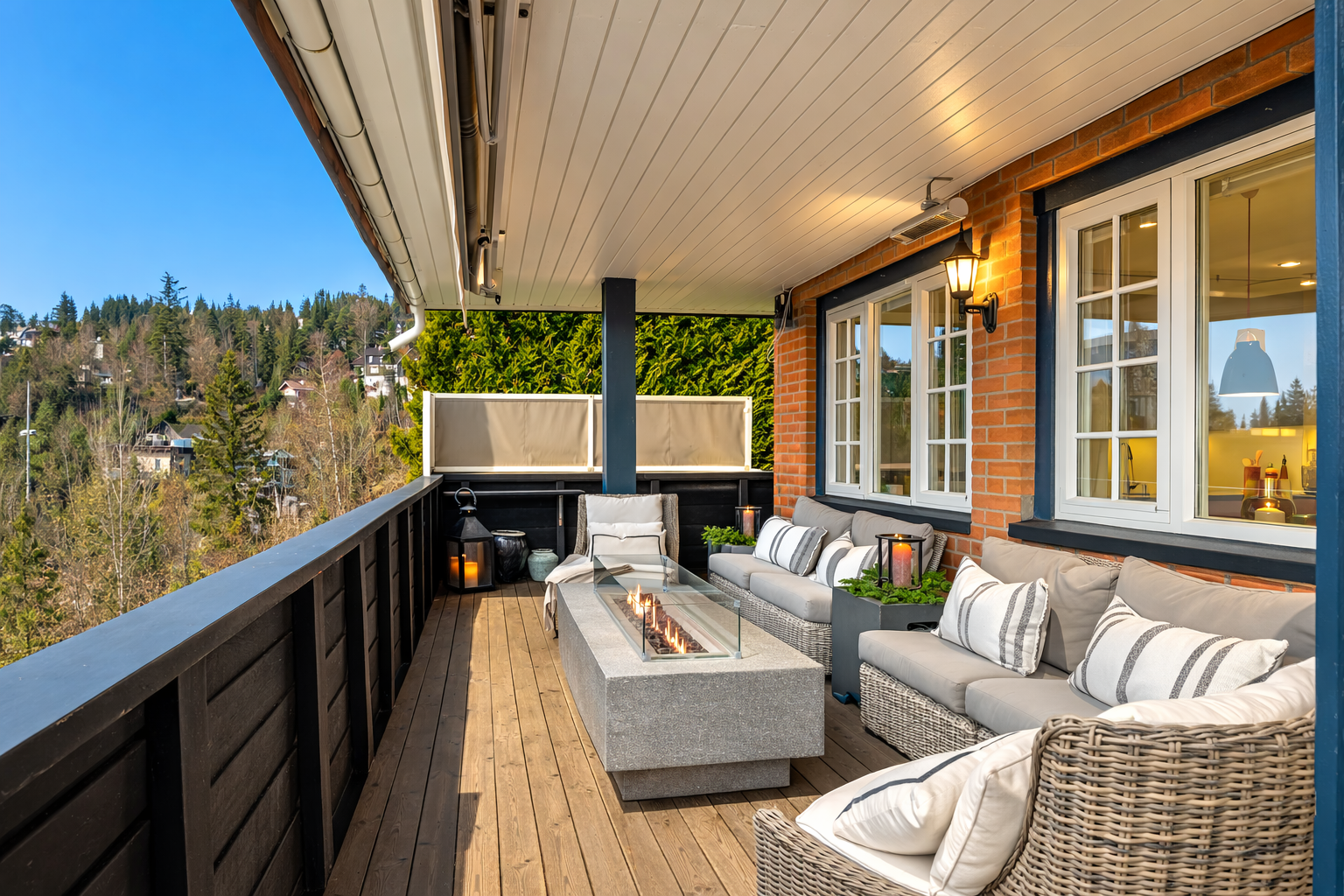 Leiligheten har 2 balkonger på til sammen 37 kvm, den største har utgang fra stuen Galleribilde