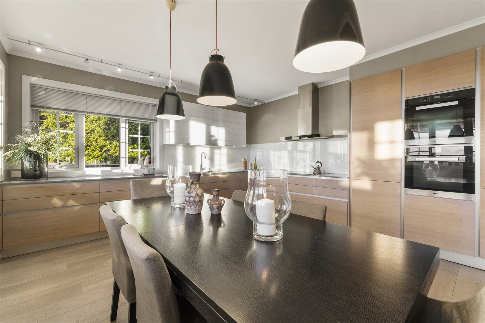 Spesialtilpasset persienne på kjøkkenet medfølger Galleribilde