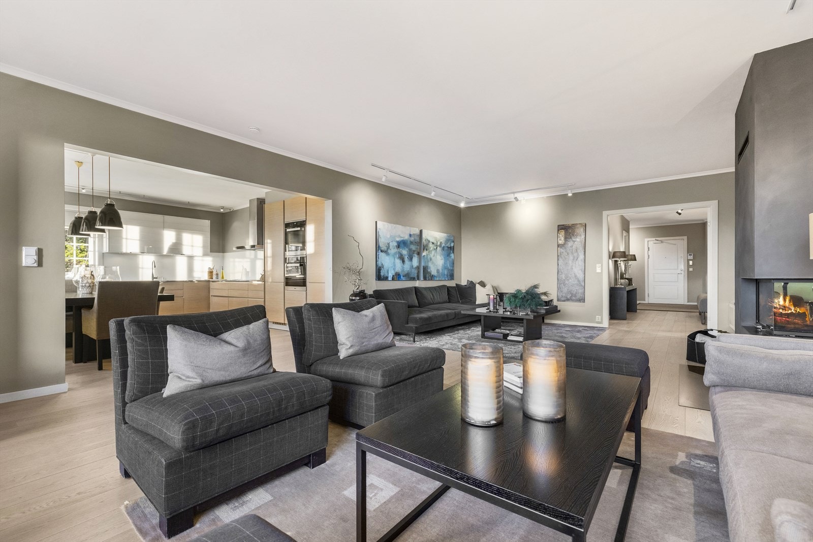 Stuen har en moderne, åpen løsning mot kjøkkenet - perfekt for både hverdagsliv og sosiale anledninger Galleribilde