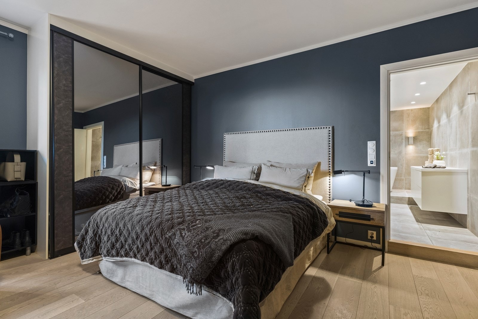 Leiligheten har 2 romslige soverom. Hovedsoverommet har direkte adkomst til bad Galleribilde