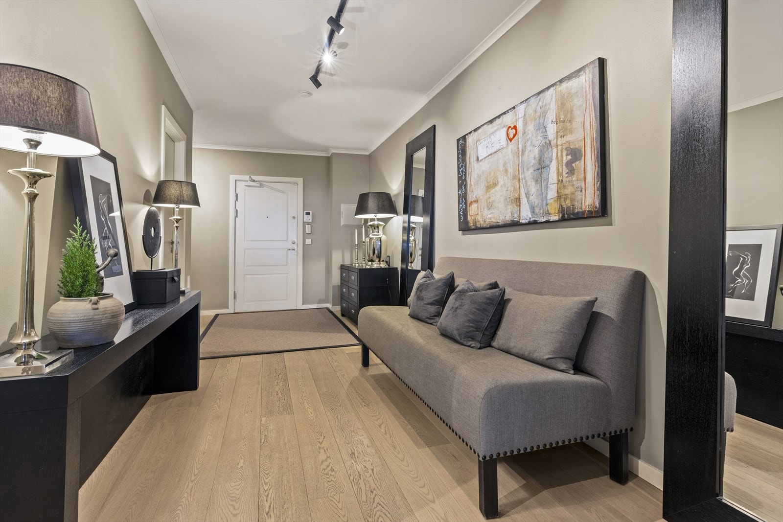 Romslig hall/entré Galleribilde