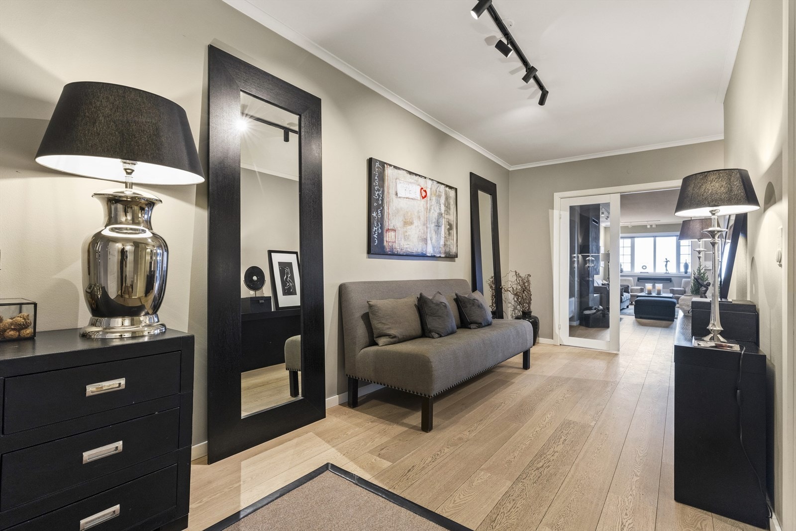 Det er doble glassdører fra entreen inn til stuen. Galleribilde