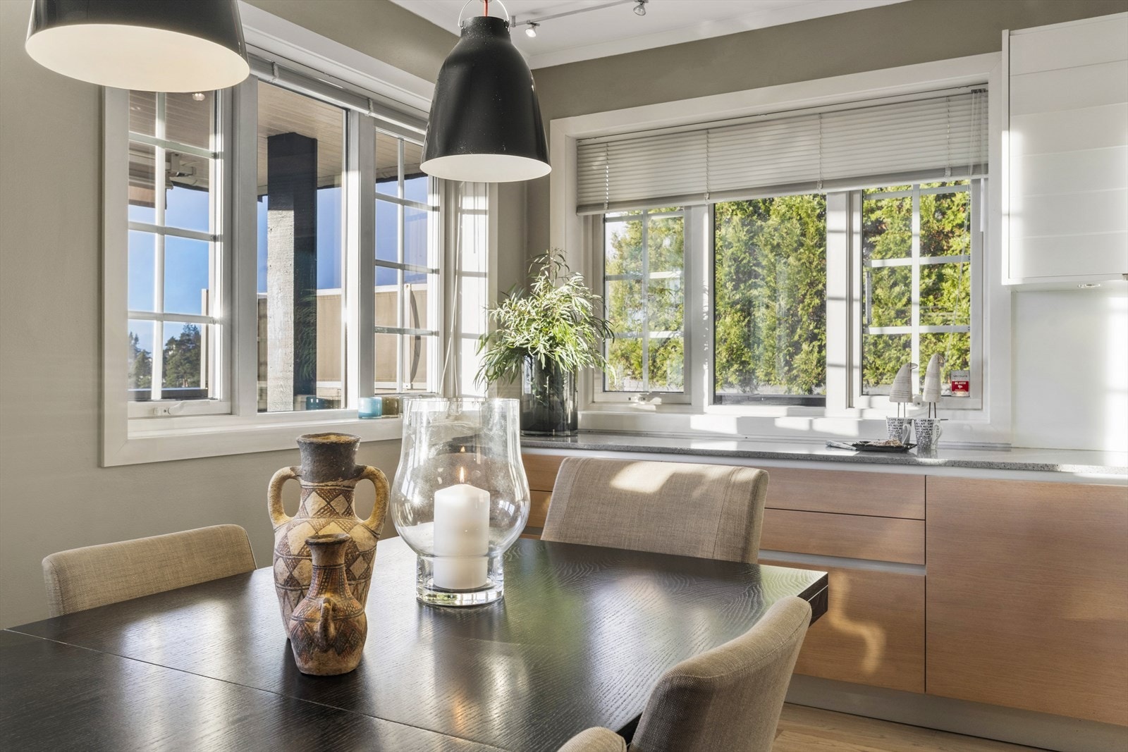 Frontene på underskapene er i hvitoljet eik, mens overskap er med lamellglass Galleribilde