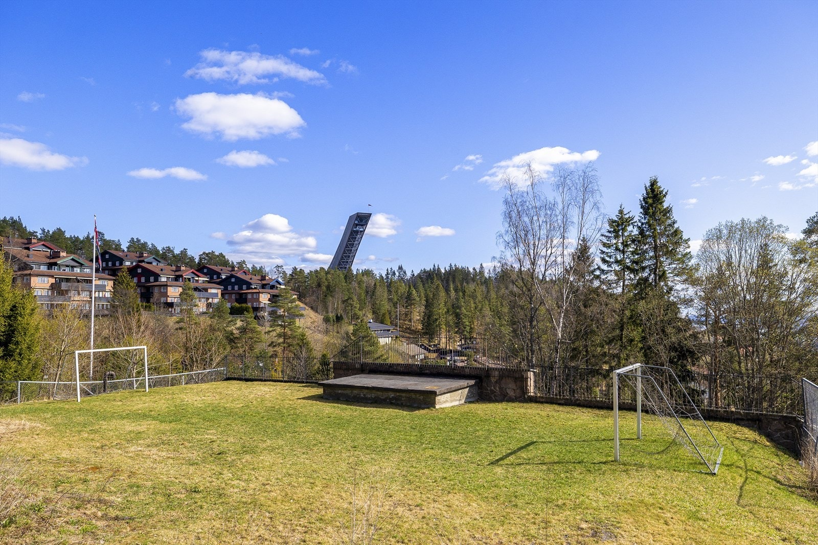Fotballbanen på trafotaket i Hospitsveien er en hyggelig samlingsplass for barna Galleribilde