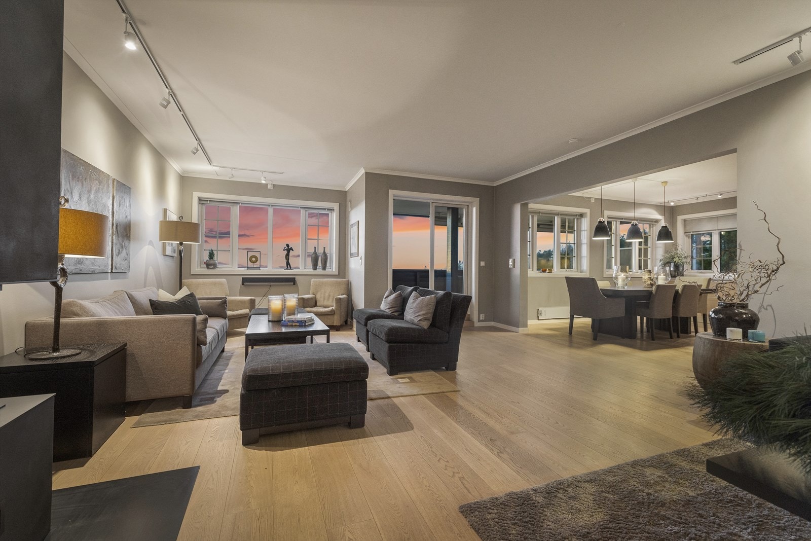 Både sommer og vinter får man se de nydeligste solnedganger Galleribilde