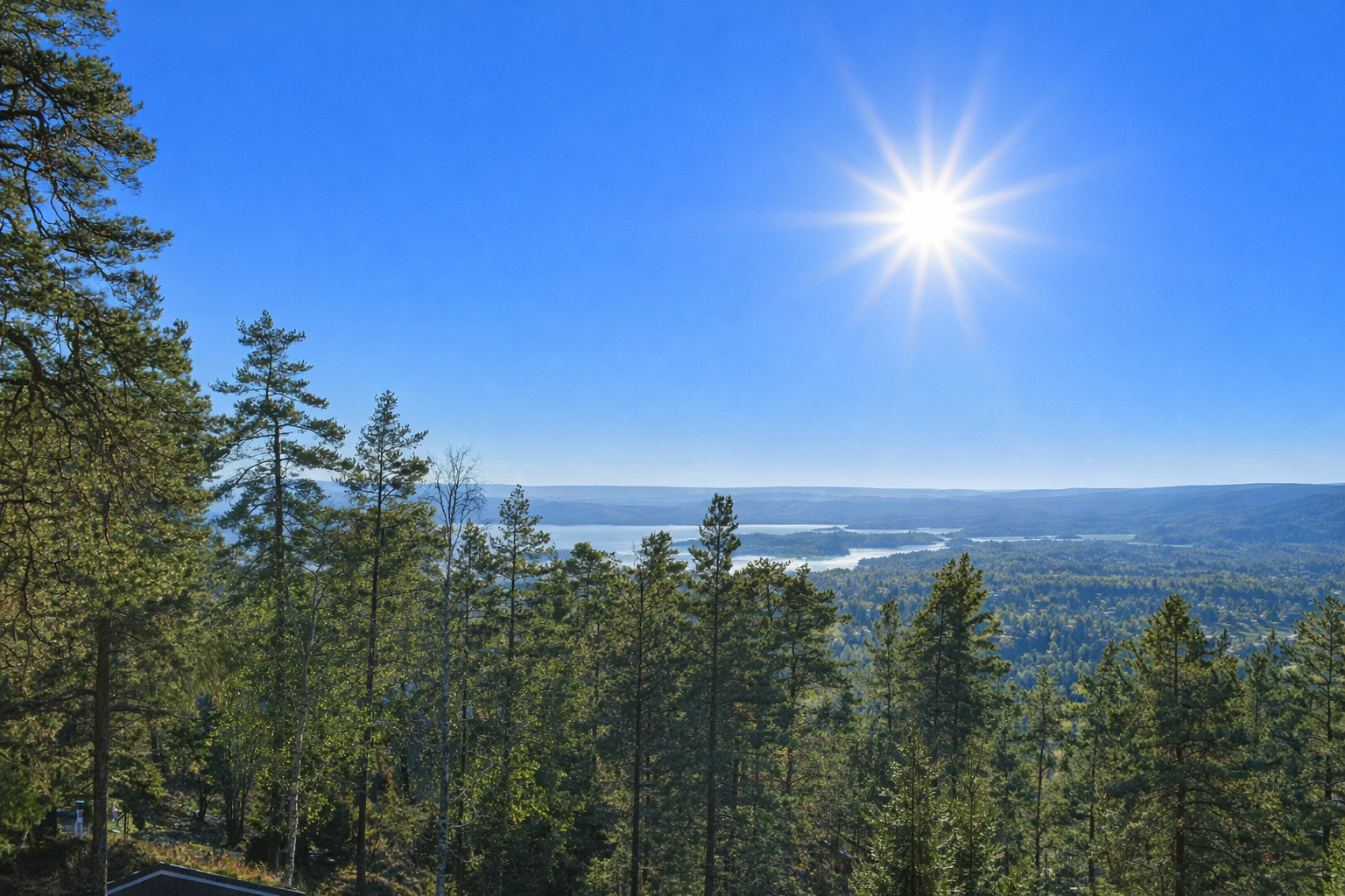 Velkommen til denne store og flotte leiligheten, beliggende inntil Nordmarka med nydelig utsikt over både Oslofjorden og Bærumsmarka Galleribilde
