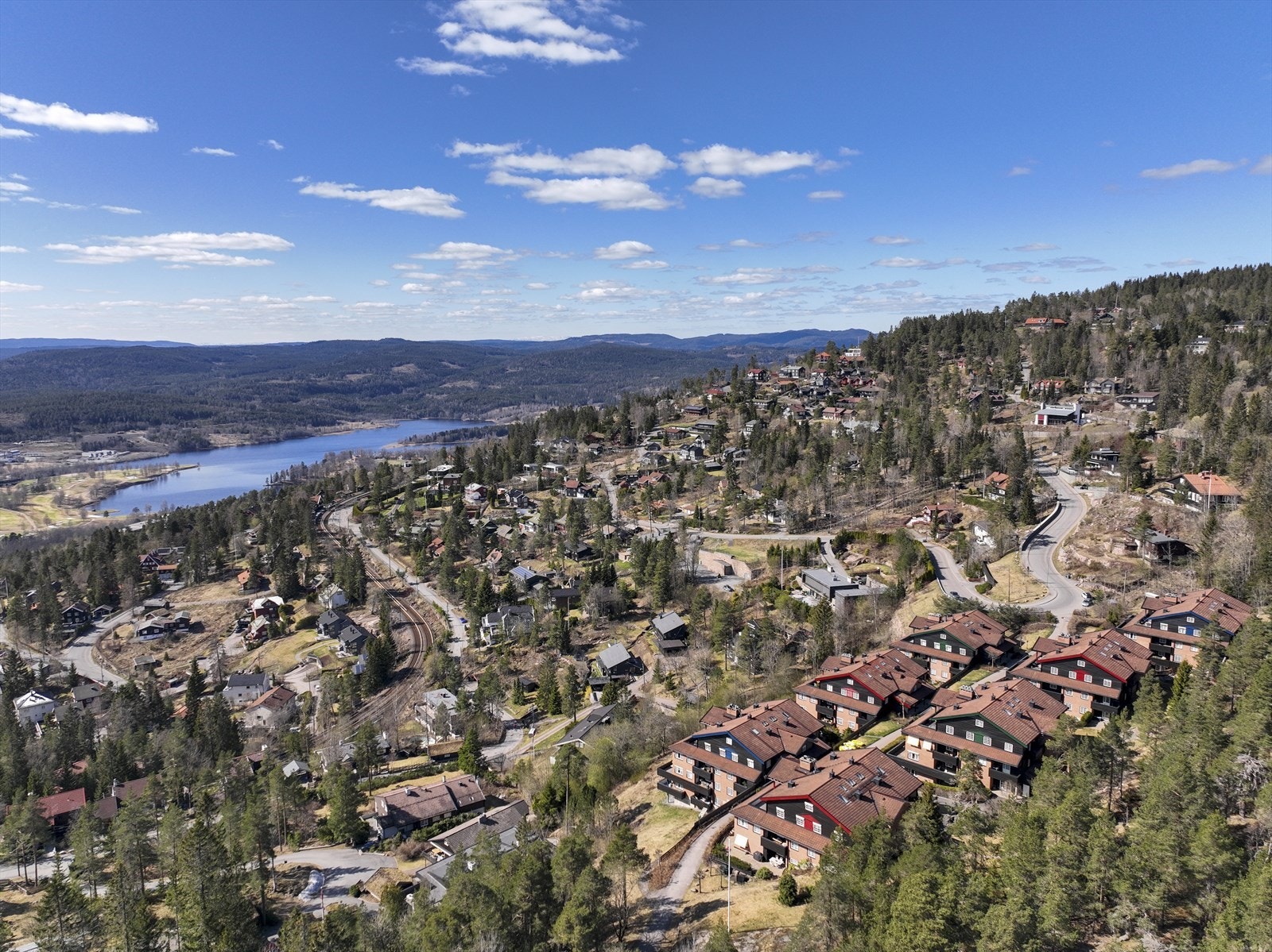 Sameiet Holmenkollen Terrasse ligger på den gamle tomten til Voksenkollen Hospits, helt inntil Nordmarka Galleribilde