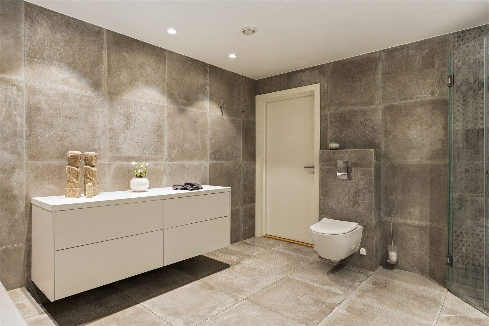 Svært romslig og delikat hovedbad med direkte adkomst fra hovedsoverommet Galleribilde