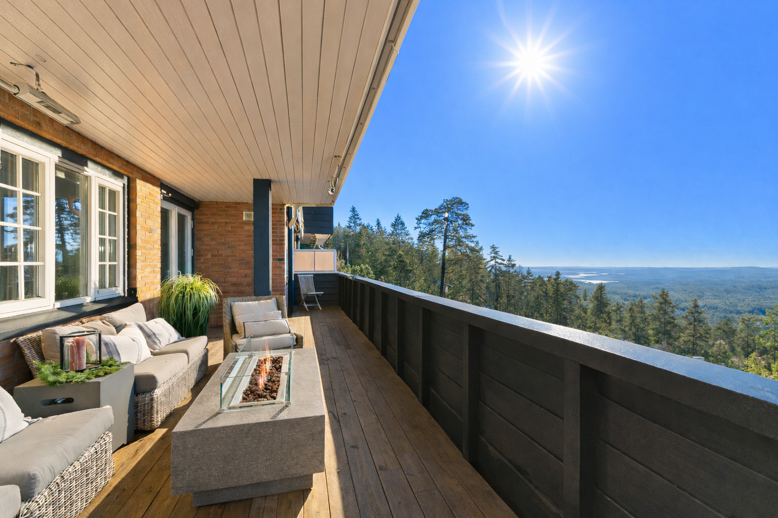 Balkongen har montert elektrisk markise og varmelamper Galleribilde