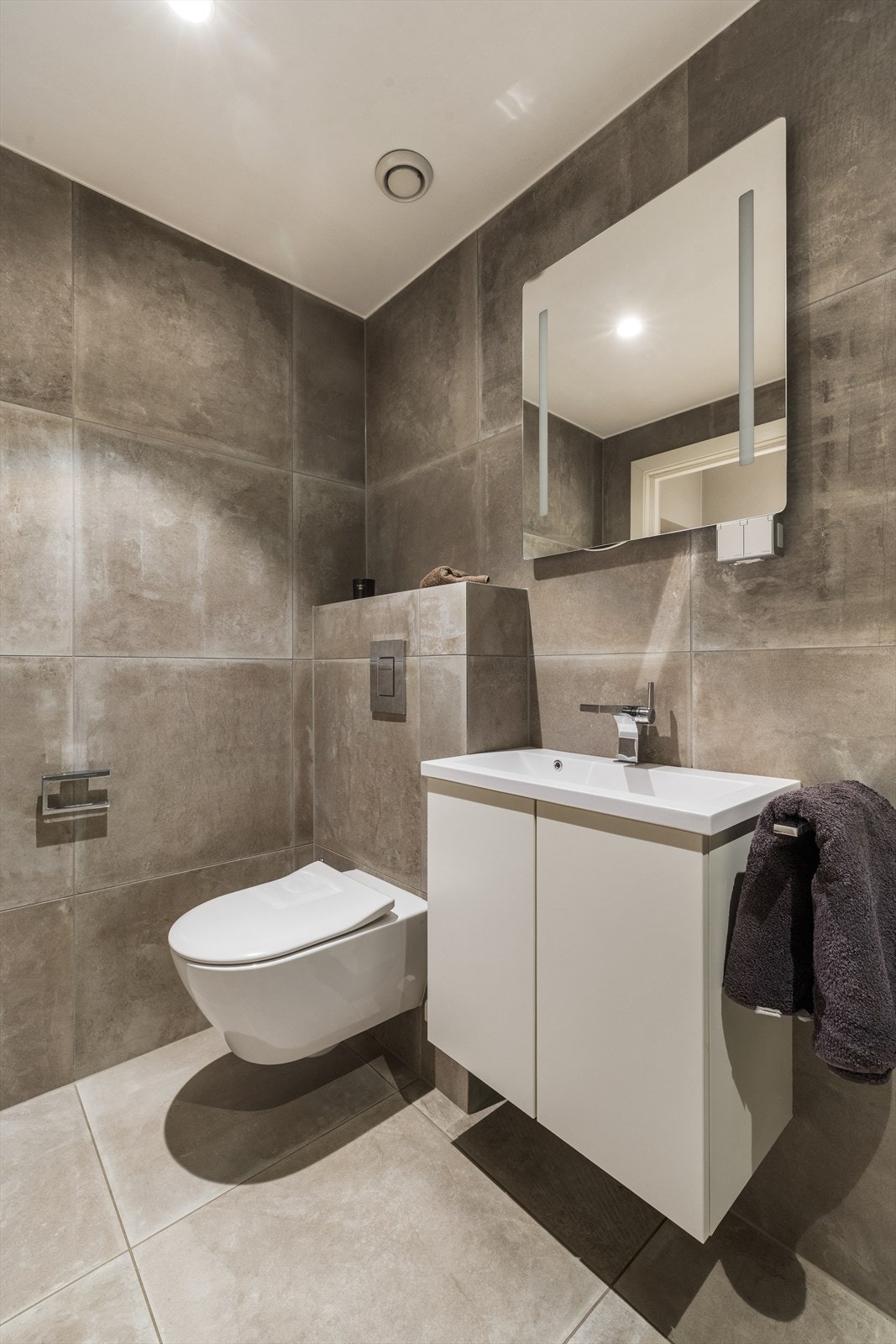 Vegghengt toalett, servant med underskap og speil over med integrert lys Galleribilde