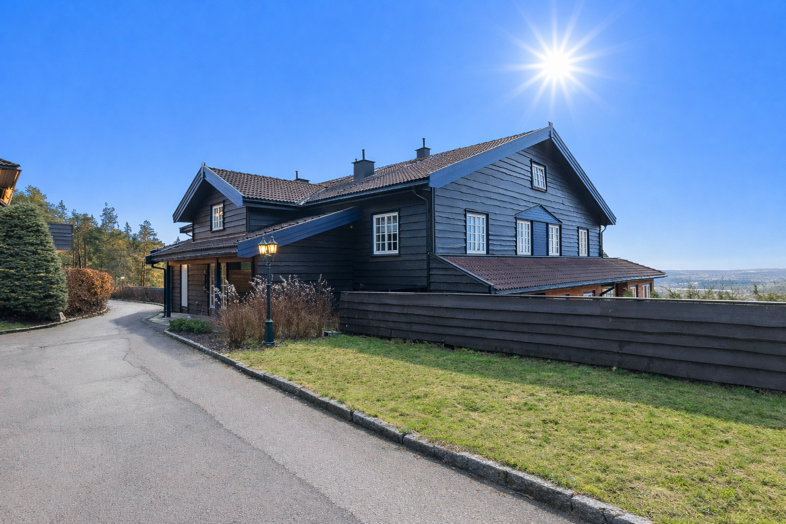 Leiligheten ligger i et meget attraktivt og veletablert boligområde øverst i Voksenlia på Holmenkollens vestside. Skiløypene ved Holmenkollen Riksanlegg starter i enden av den interne gangveien Galleribilde