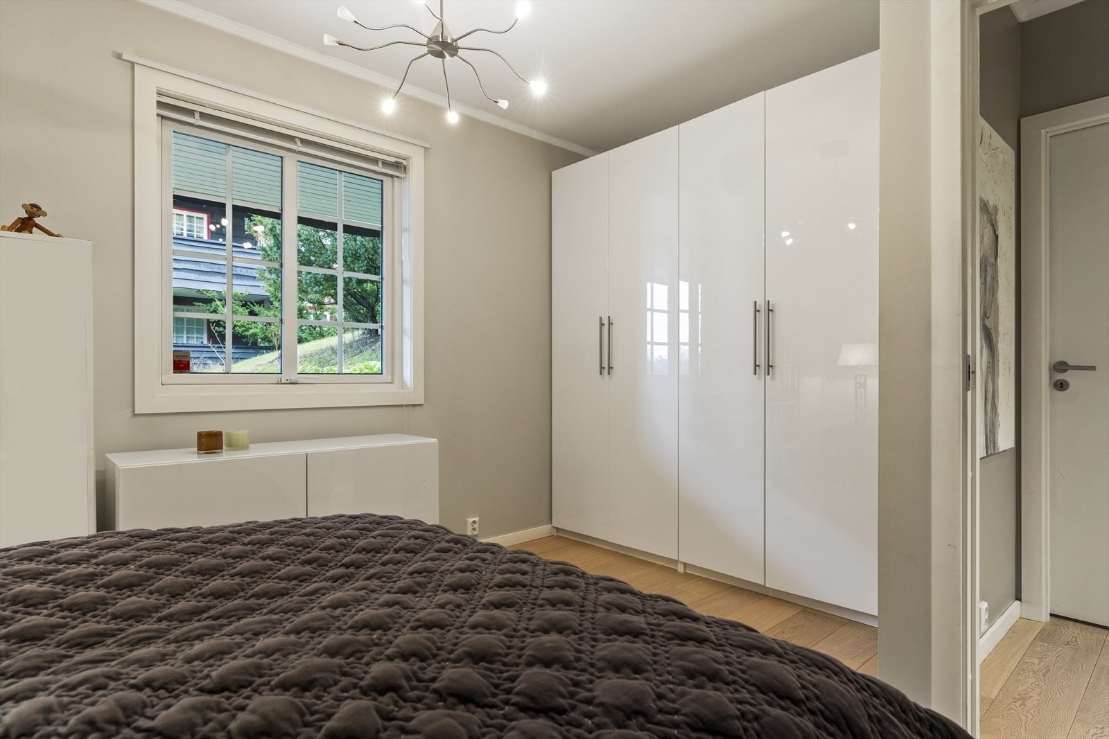 Nisje laget for garderobeskap. Garderobeskapene medfølger Galleribilde