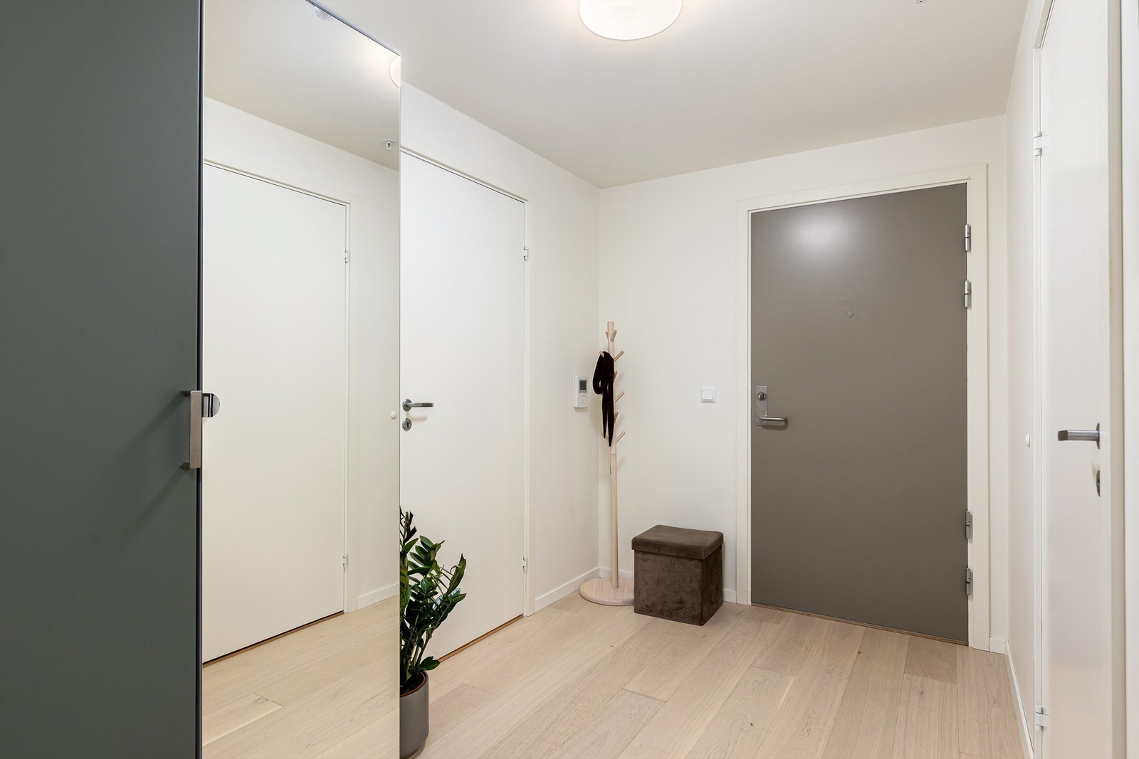 Entréen er romslig og byr på gode oppbevaringsmuligheter, med plass til garderobeskap og tilgang til innvendig bod på 3 kvm. Galleribilde