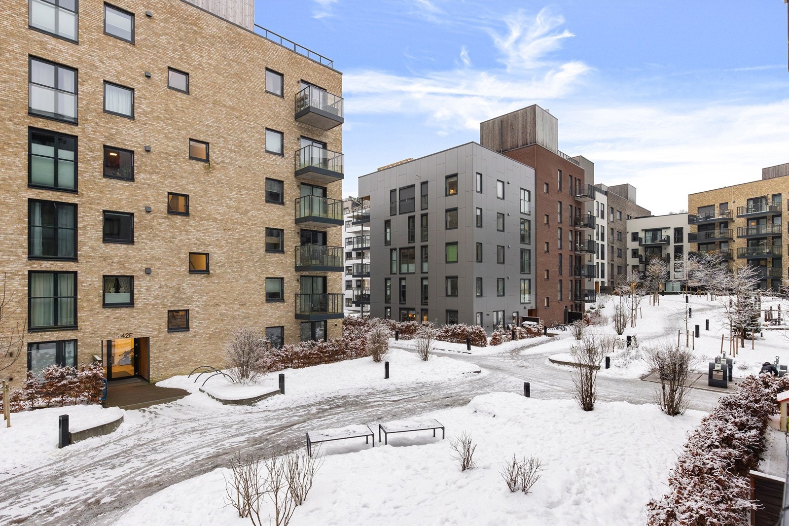 Fra balkongen er det hyggelig utsikt over sameiets pent opparbeidede fellesarealer. Galleribilde