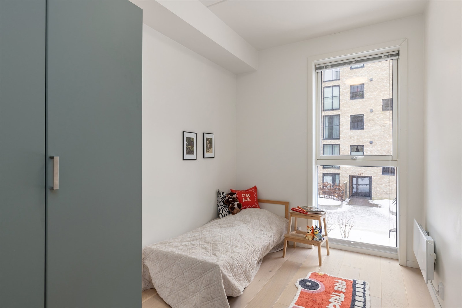 Rommet vender ut mot bilfrie områder og egner seg godt til barnerom eller kontor. Galleribilde