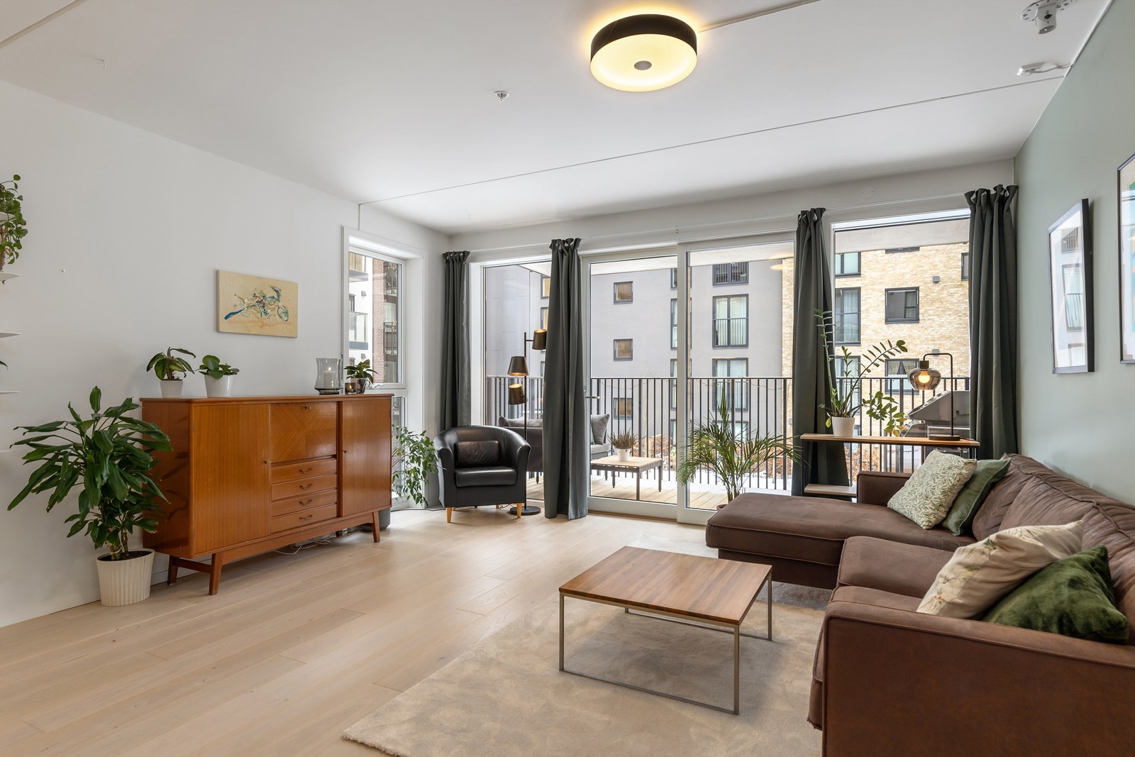 Det er lagt tidsriktig enstavs parkett på gulvene samt slette malte flater på vegger med listefrie overganger til tak. Galleribilde