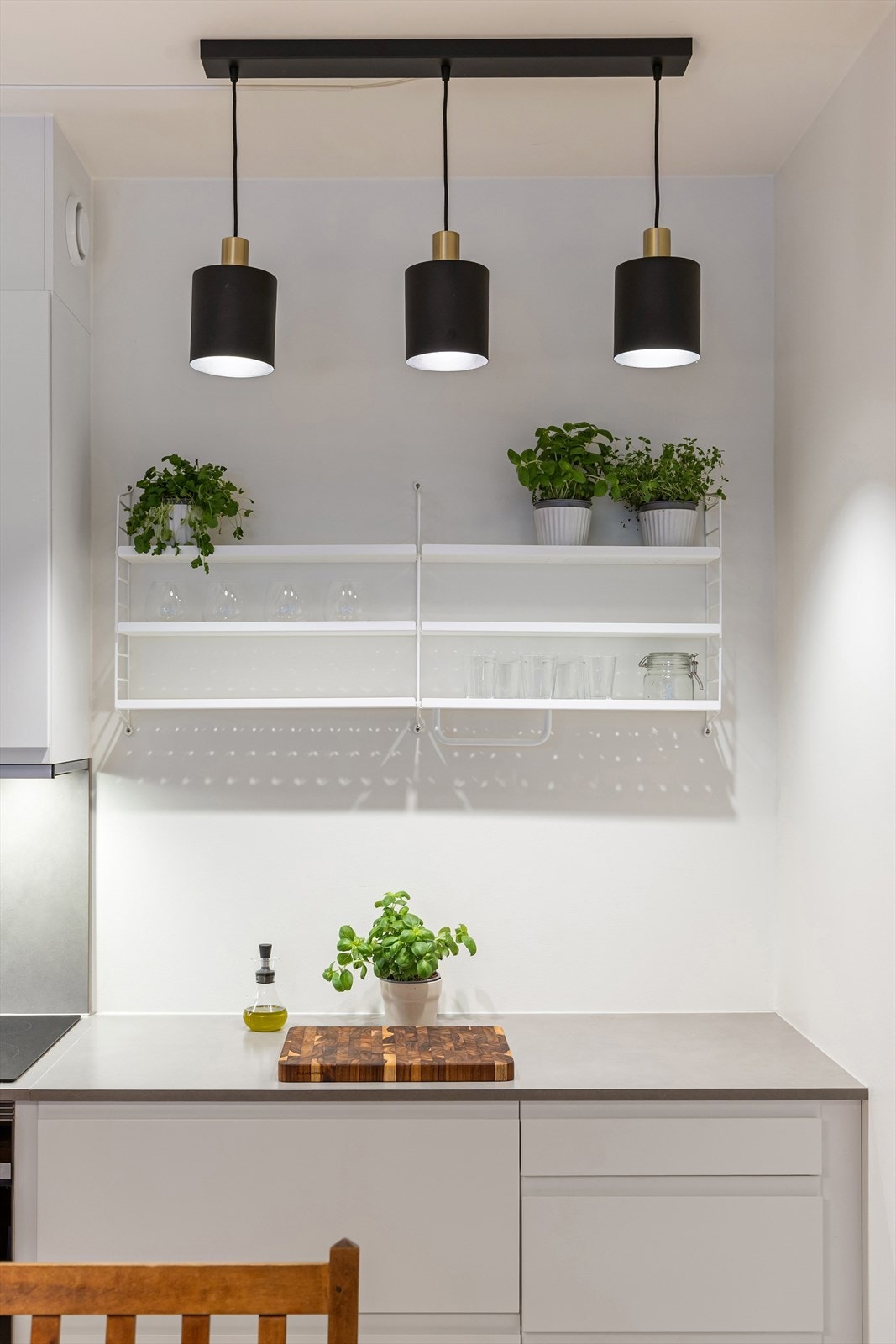 Et funksjonelt kjøkken med god benke- og oppbevaringsplass. Galleribilde