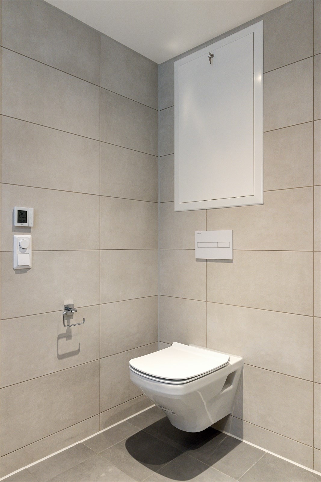 Innebygd sisterne med vegghengt toalett. Galleribilde