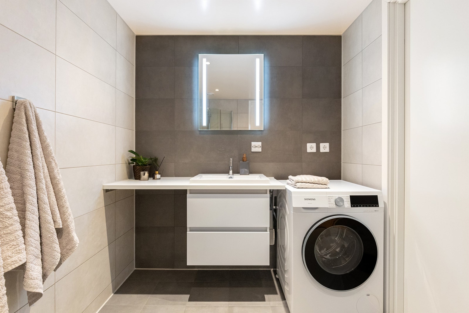 Baderommet har opplegg for vaskemaskin. Galleribilde