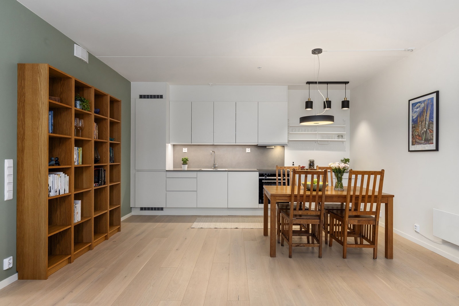 HTH kjøkken med Integrerte hvitevarer som komfyr, kjøl- og fryseskap, oppvaskmaskin samt platetopp medfølger. Galleribilde