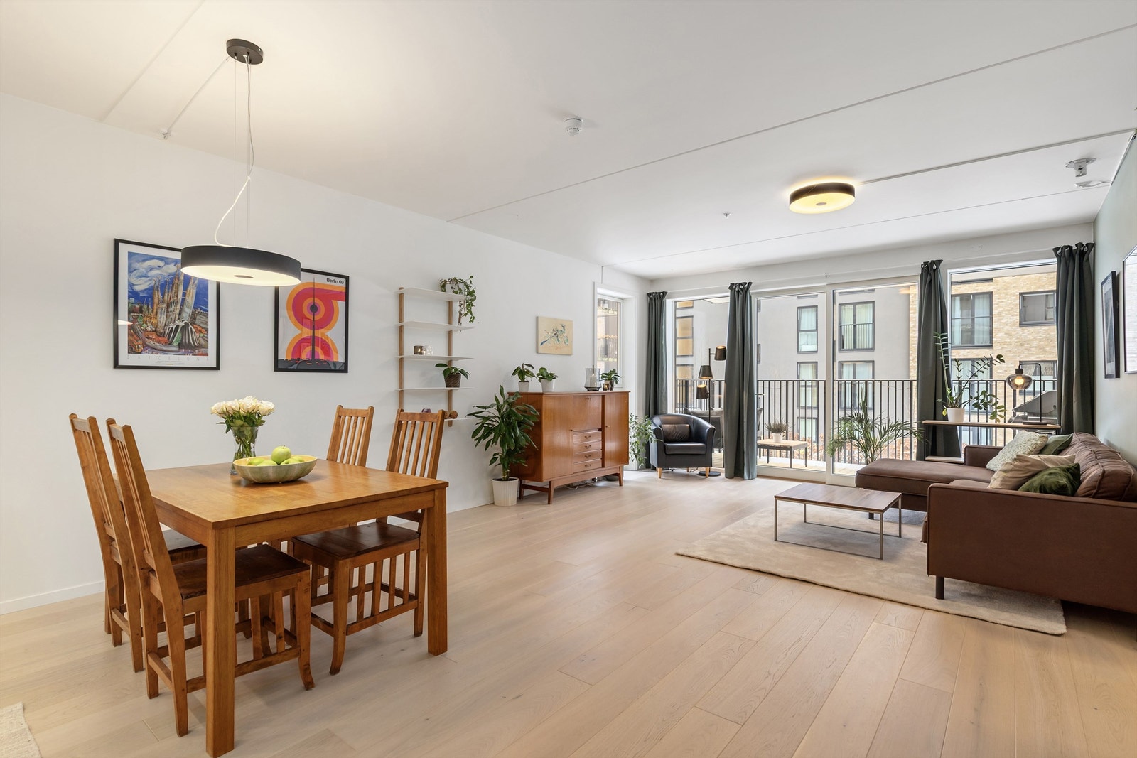 Oppholdsrommet har en fin utforming som gir god plass til møblering av forskjellige soner. Galleribilde