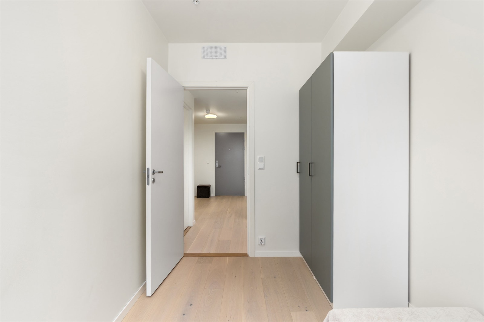 Stort garderobeskap medfølger boligen. Galleribilde