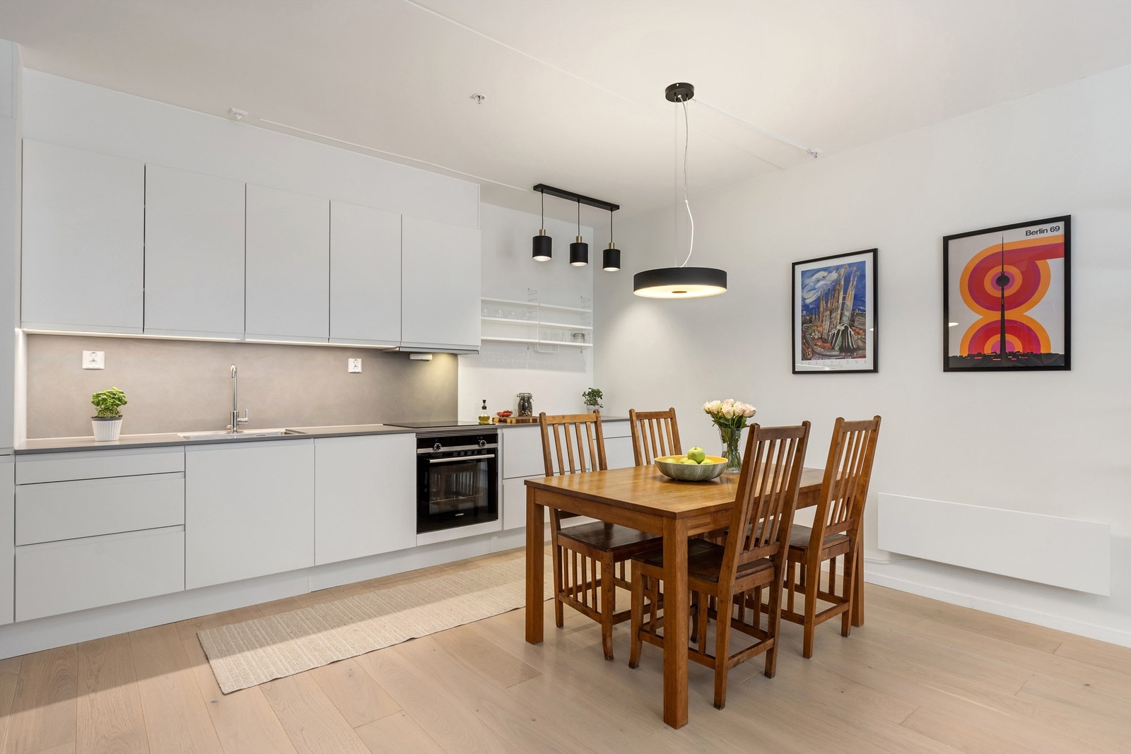 I forbindelse med kjøkkenet er det plass til stort spise
bord Galleribilde