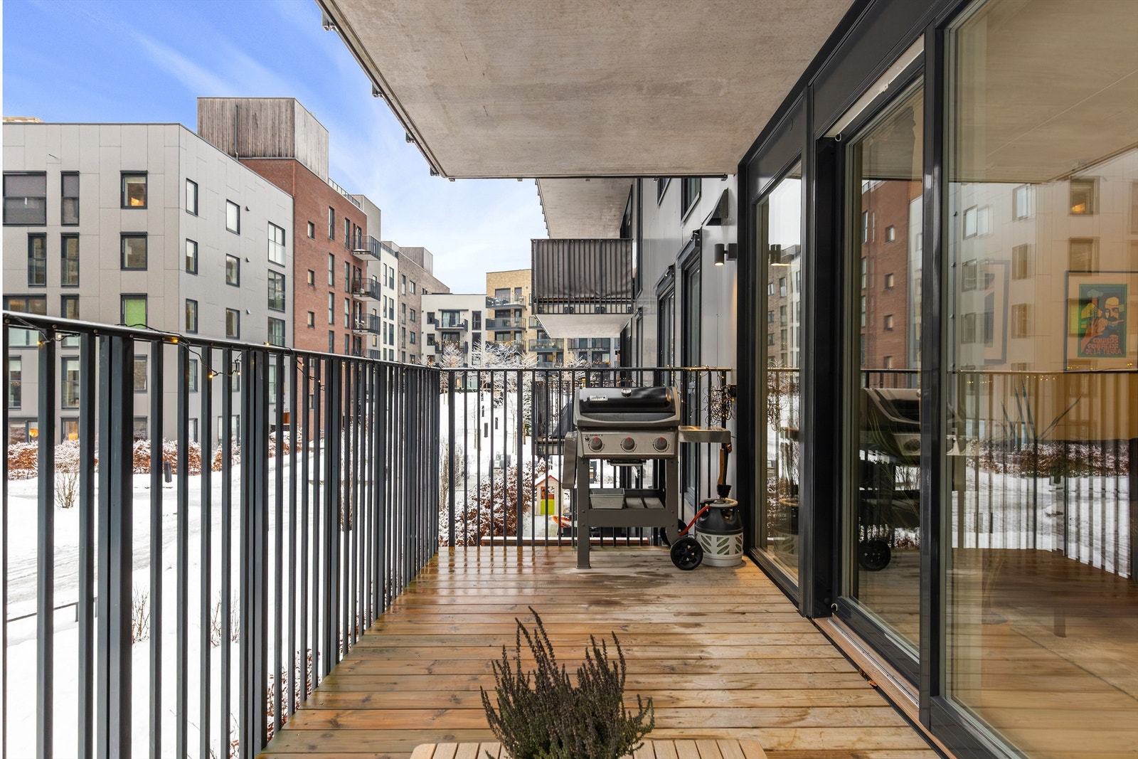 Det er tillatt med elektrisk- eller gassgrill på balkongen. Om sommeren er det sol på balkongen fra ca kl. 13 til 21. Foto: Petter Tanum/TanumFoto Galleribilde