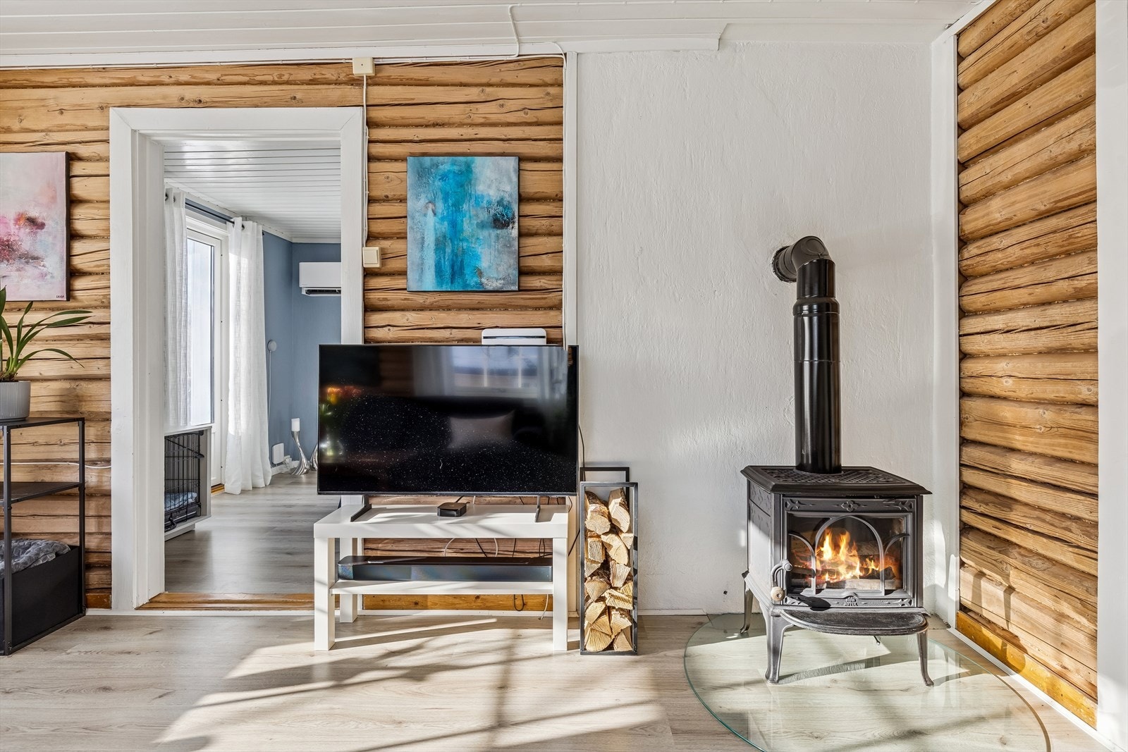 En effektiv vedovn i stuen gir god varme og en hyggelig atmosfære. Galleribilde