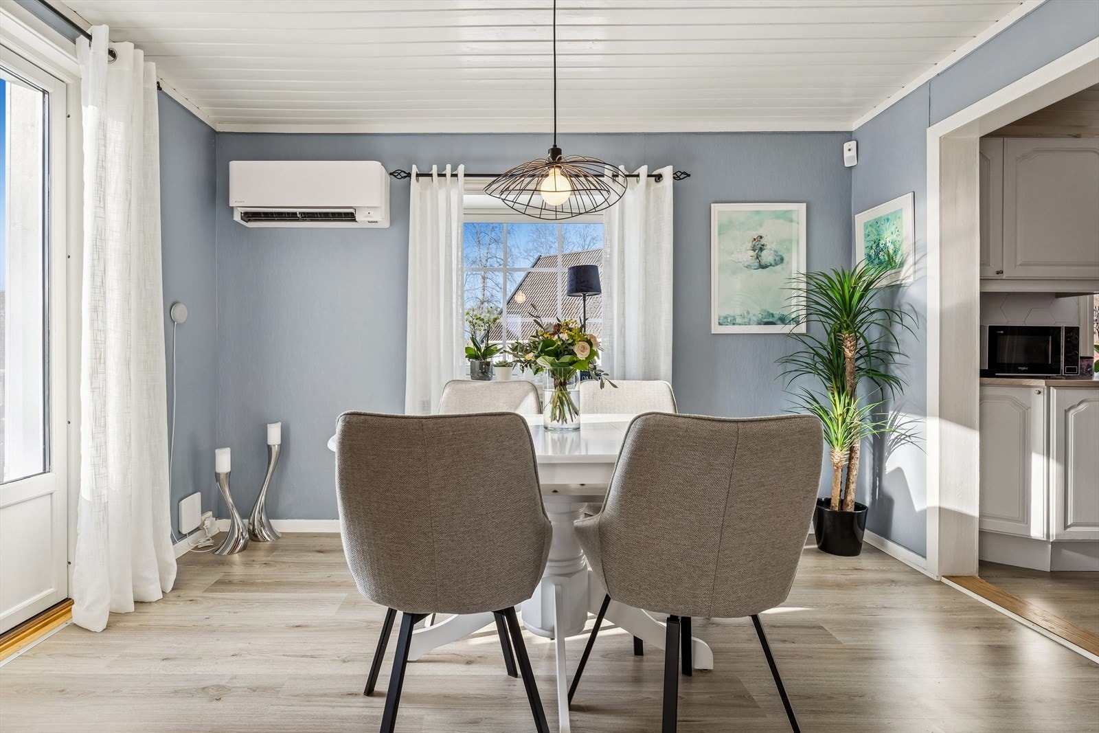 Spisestuen har en praktisk nærhet til kjøkkenet, som forenkler servering. Galleribilde