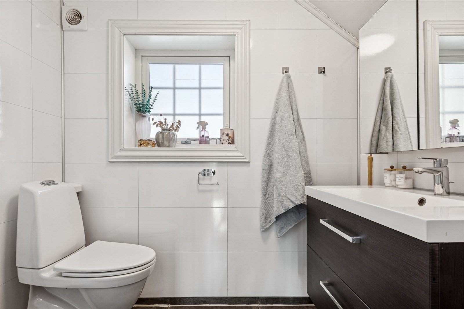 Badet i andre etasje ble etablert i 2017 og har elektriske varmekabler i gulvet, og elektrisk avtrekksvifte. Galleribilde