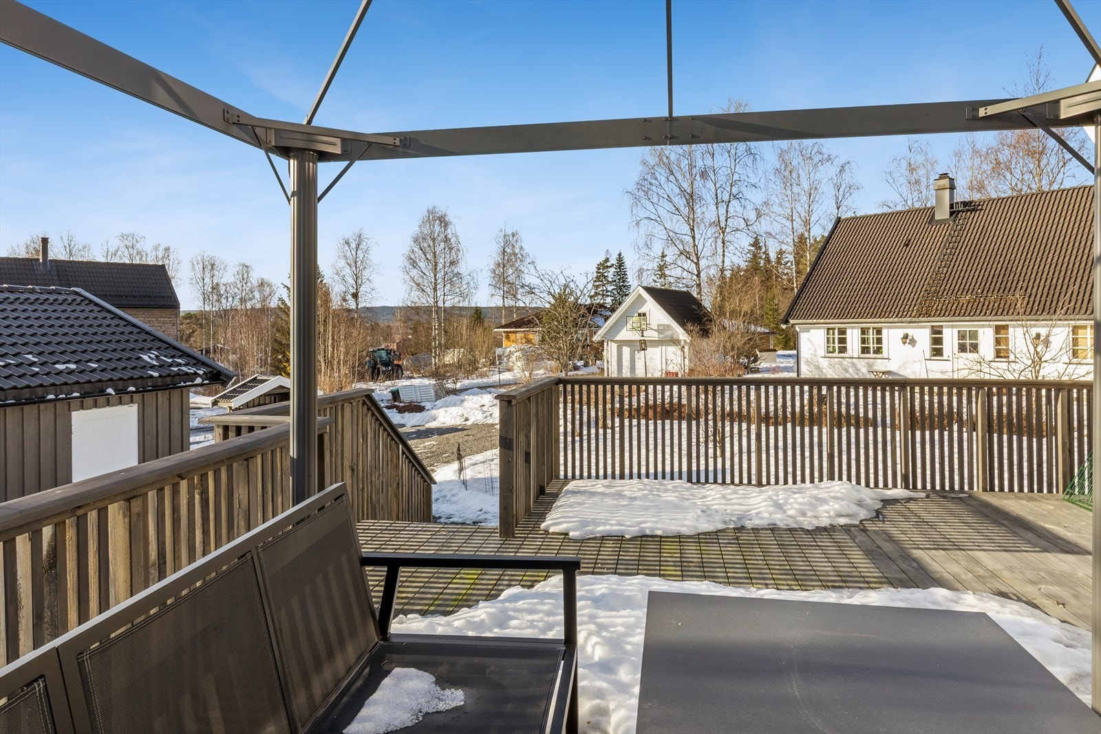 Fra stuen er det utgang til den store, vestvendte terrassen på 35 m². Galleribilde