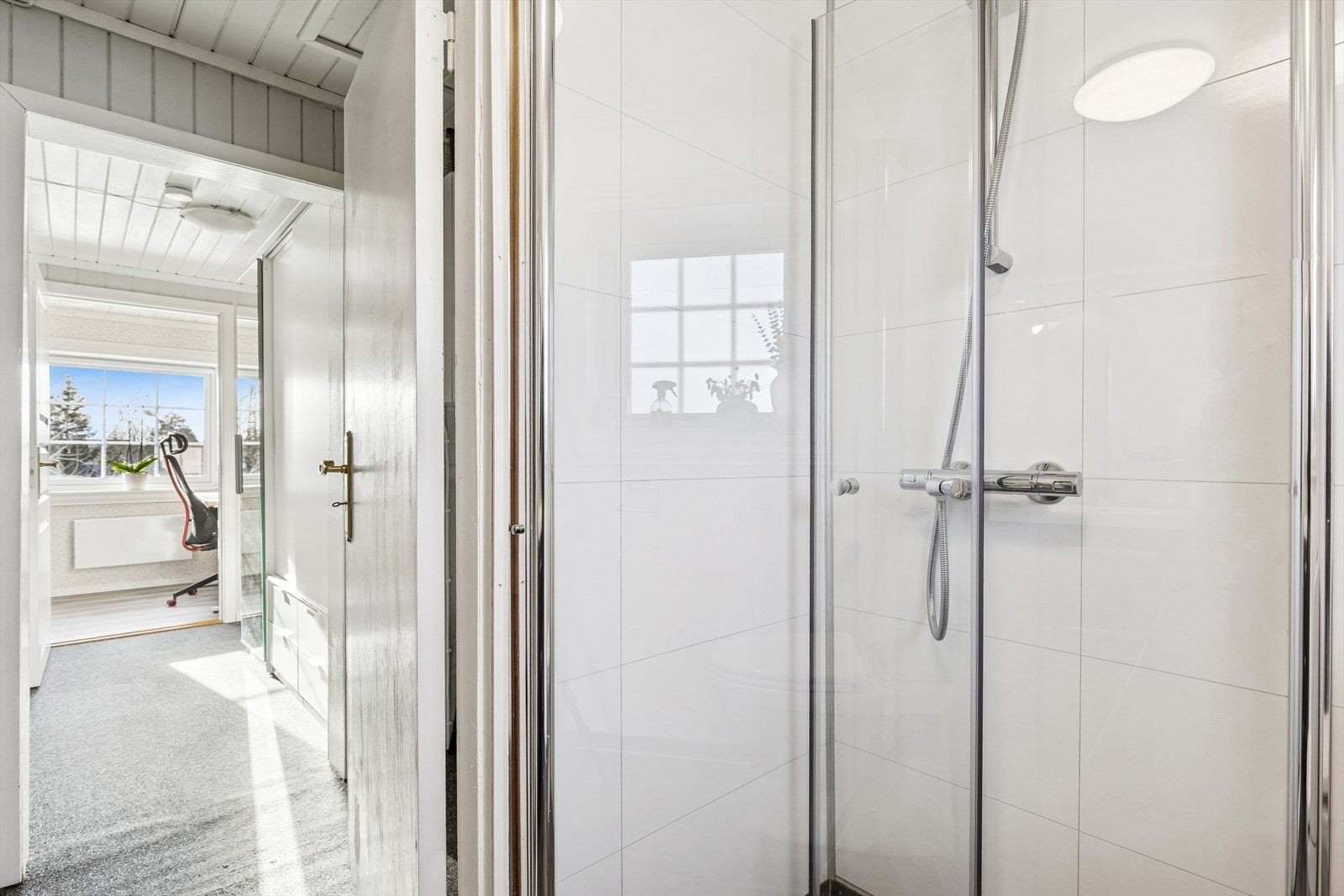 Dusjløsning i hjørnet med praktiske, innfellbare glassdører. Veggplater er ikke fagmessig montert. Galleribilde