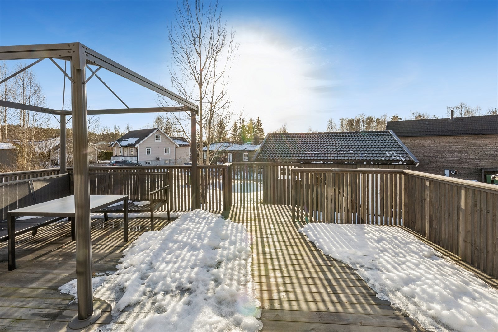 Terrassen har god plass til flere sittegrupper og er et naturlig samlingspunkt på varme dager. Galleribilde