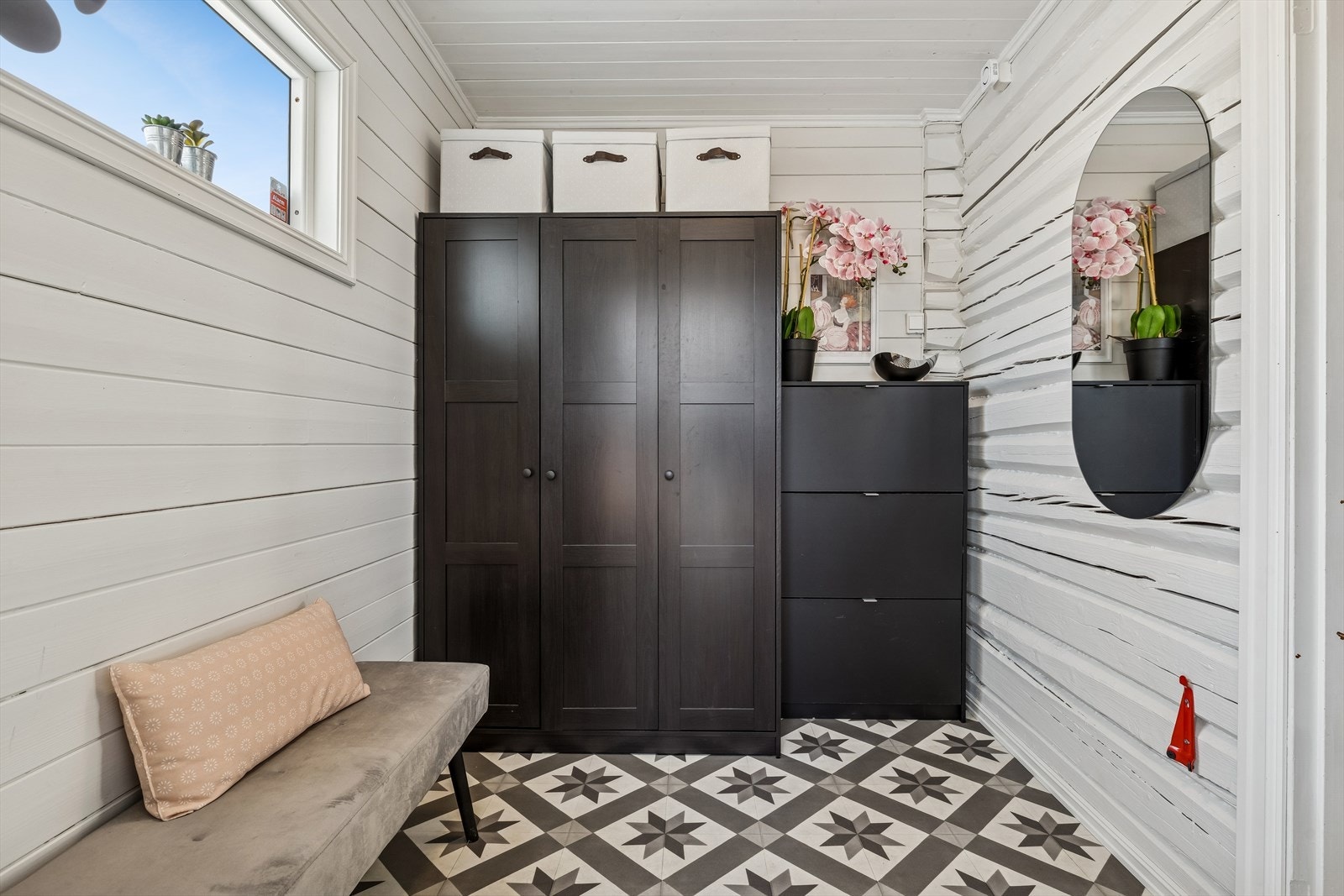 Romslig entré med god plass til garderobeløsninger. I gangen er det opplegg for vaskemaskin. Galleribilde