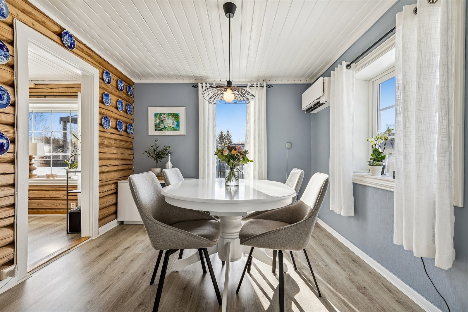 En luft-til-luft varmepumpe, installert i 2021, bidrar til energieffektiv oppvarming. Galleribilde