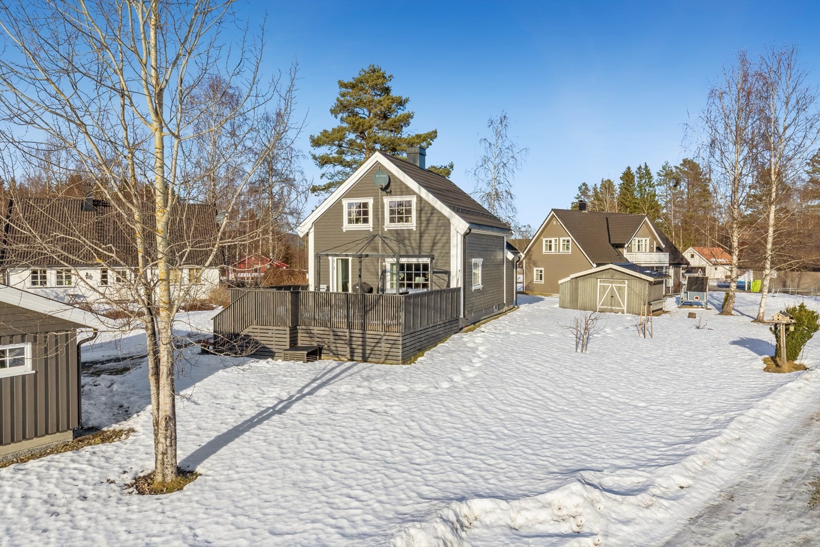 Eiendommen har en romslig dobbelgarasje fra 2015 og en praktisk utebod for ekstra lagring. Galleribilde