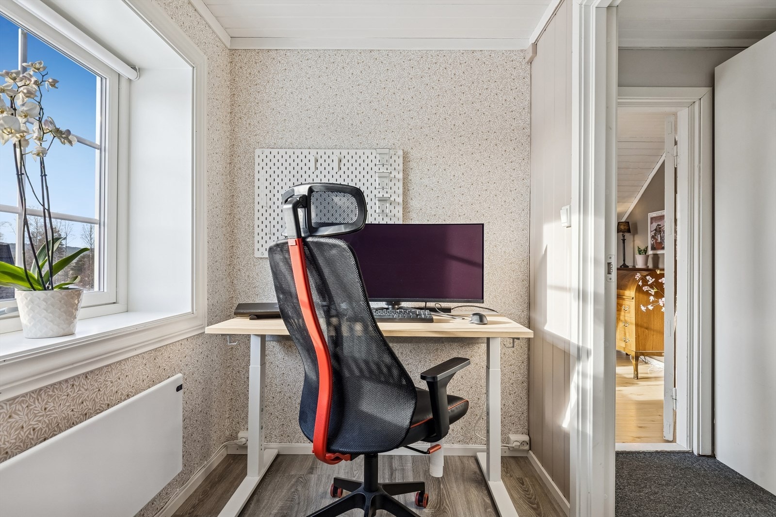 I andre etasje finnes et praktisk hjemmekontor, som tidligere var innredet som soverom. Galleribilde