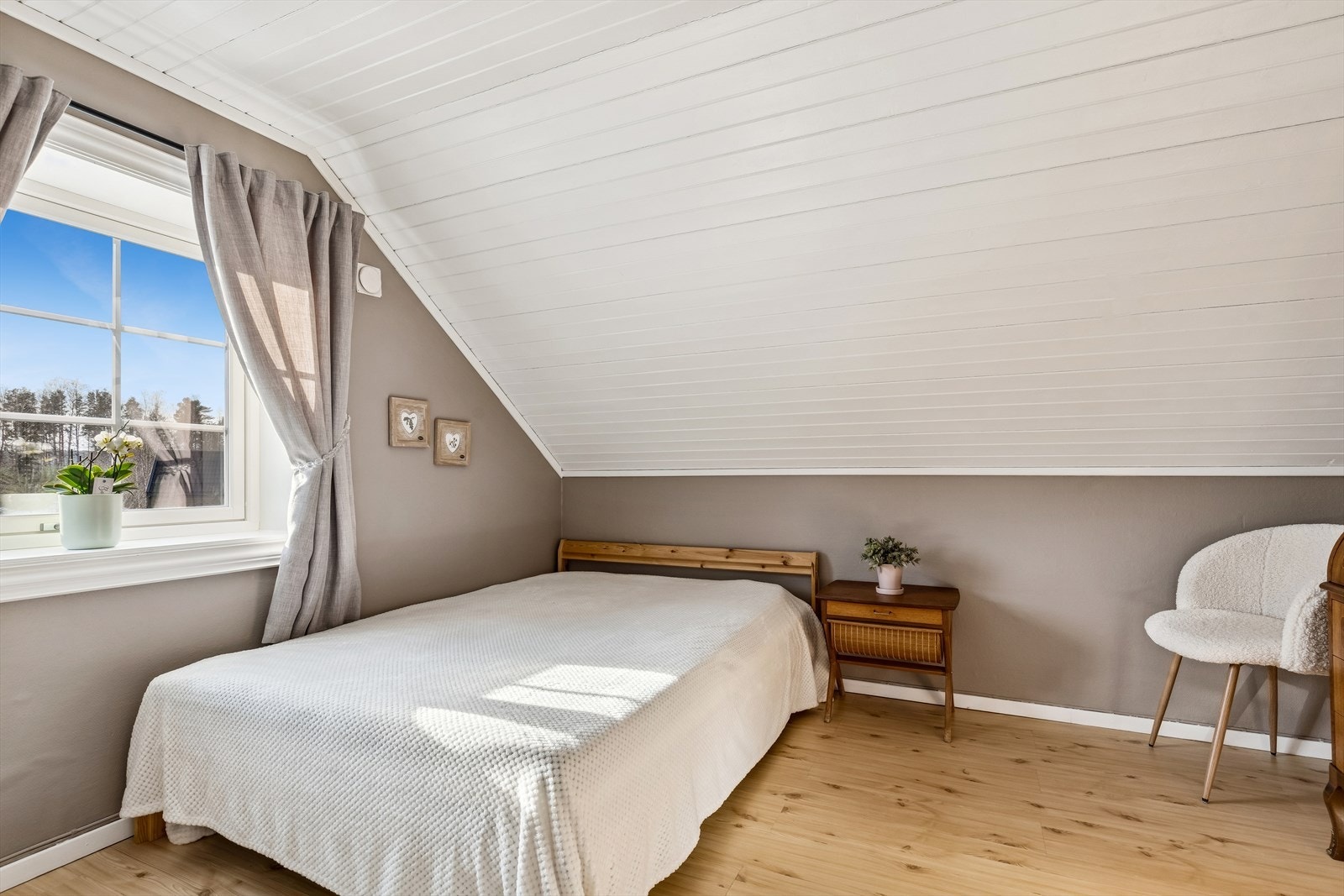 Det andre soverommet er lyst og har en takhøyde på 217 cm. Galleribilde