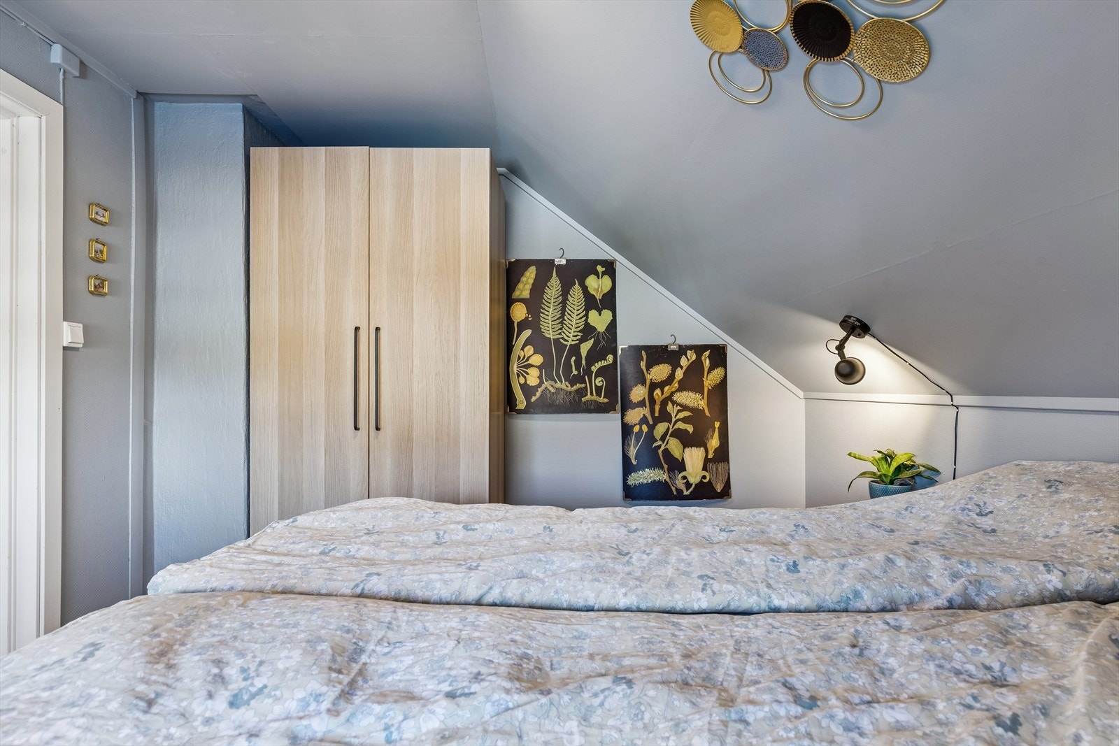 Det ene av to soverom i andre etasje, med plass til garderobeskap. Galleribilde