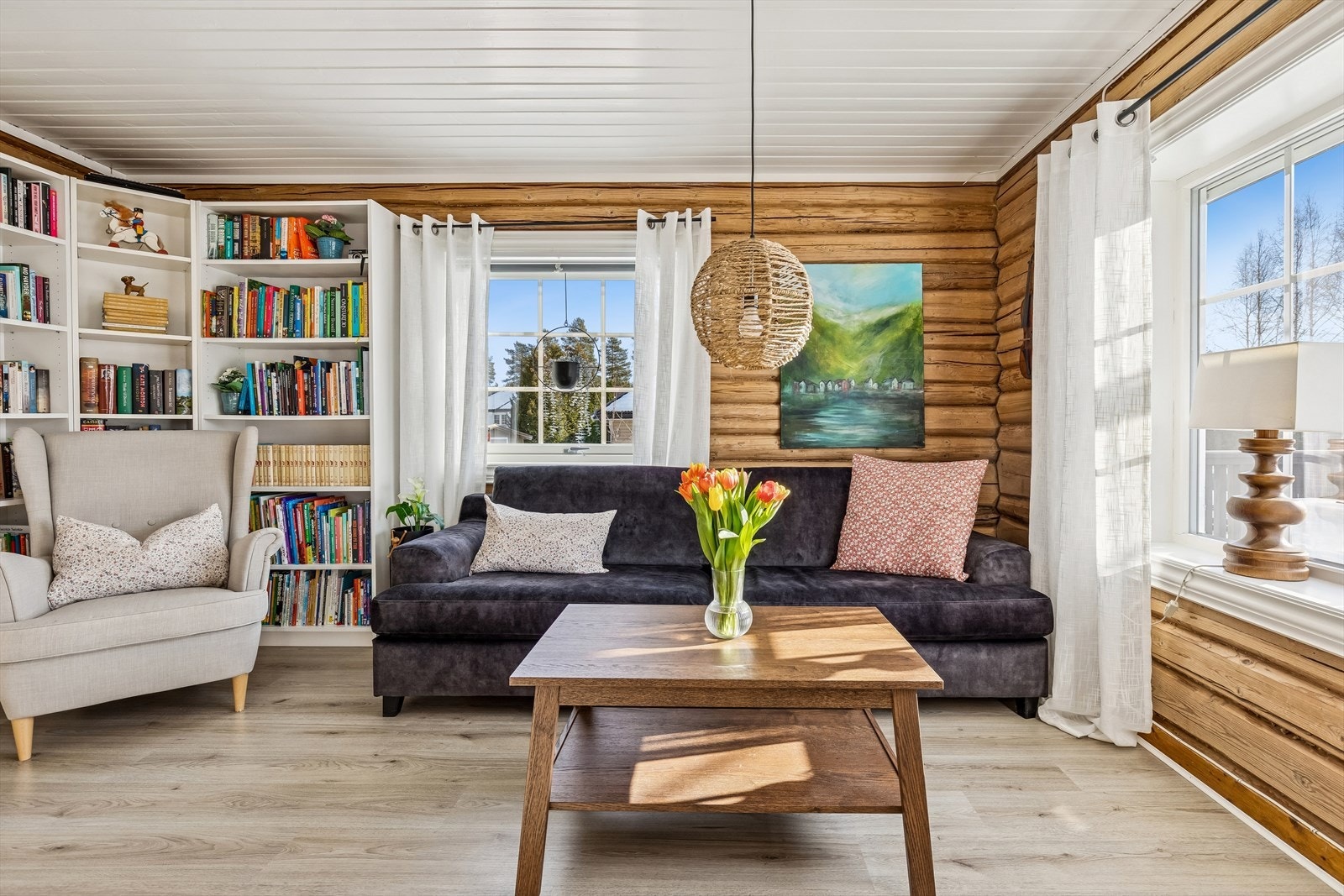 Stuen har originale tømmervegger som gir rommet en lun og solid karakter. Galleribilde