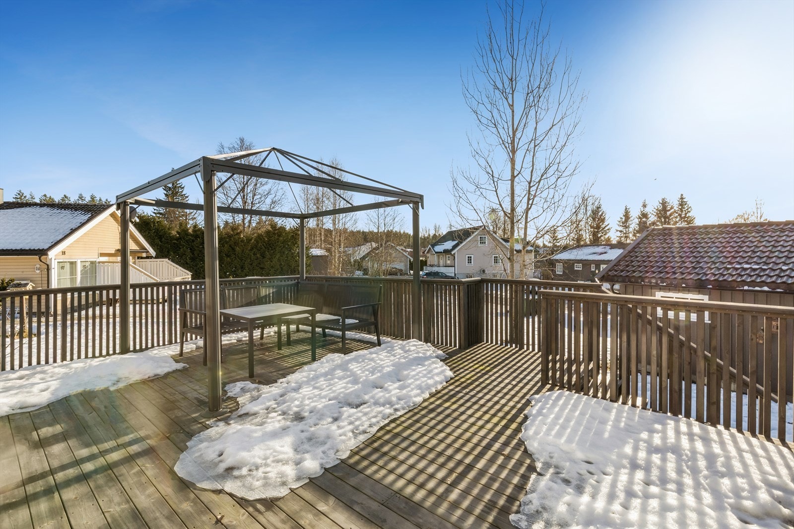 Fasaden har nyere, liggende bordkledning fra 2019, og taket ble skiftet i 2018. Galleribilde