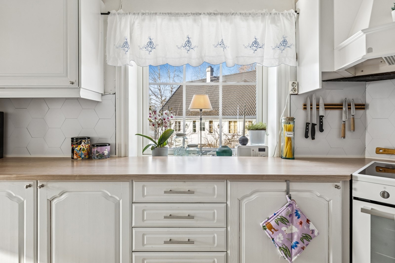 Kjøkkenet har gode arbeidsflater på en slitesterk laminatbenkeplate. Galleribilde