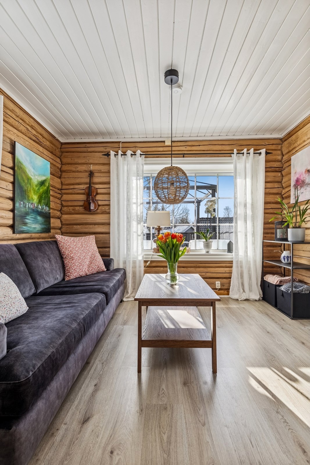 Vinduer med 2-lags glass ble byttet på store deler av fasaden i 2019. Galleribilde